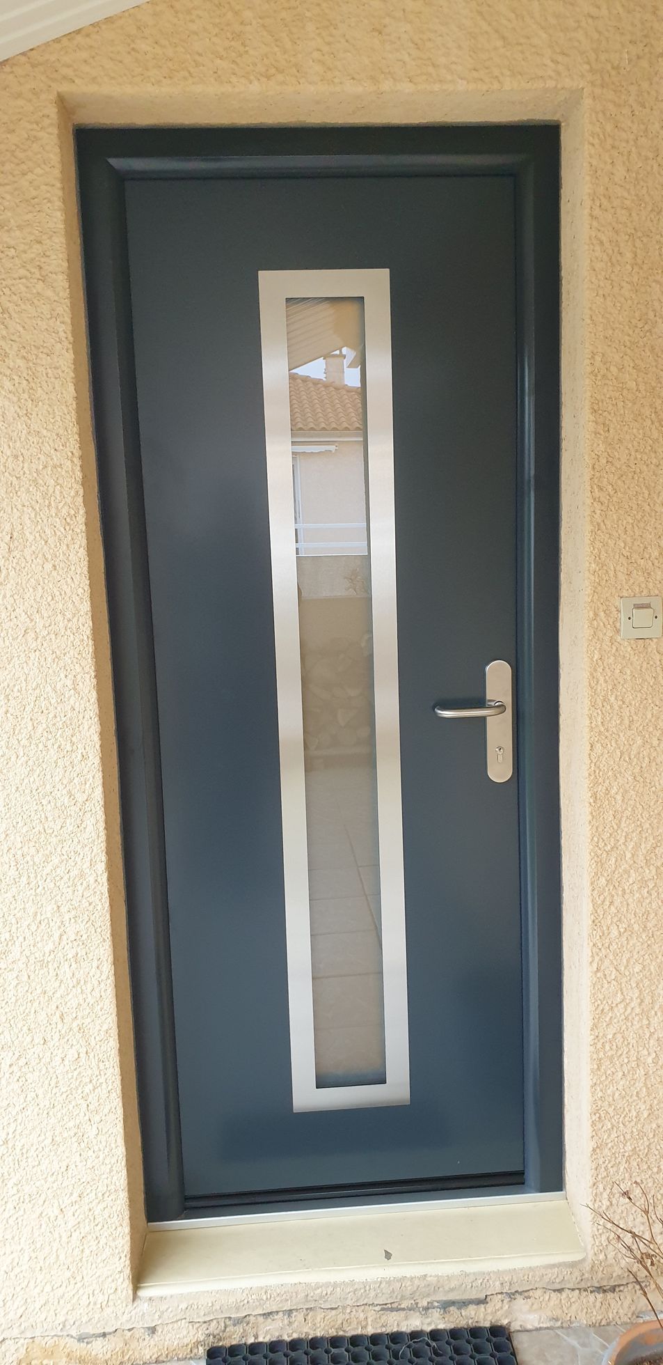 Porte d'entrée avec carreau de verre vertical