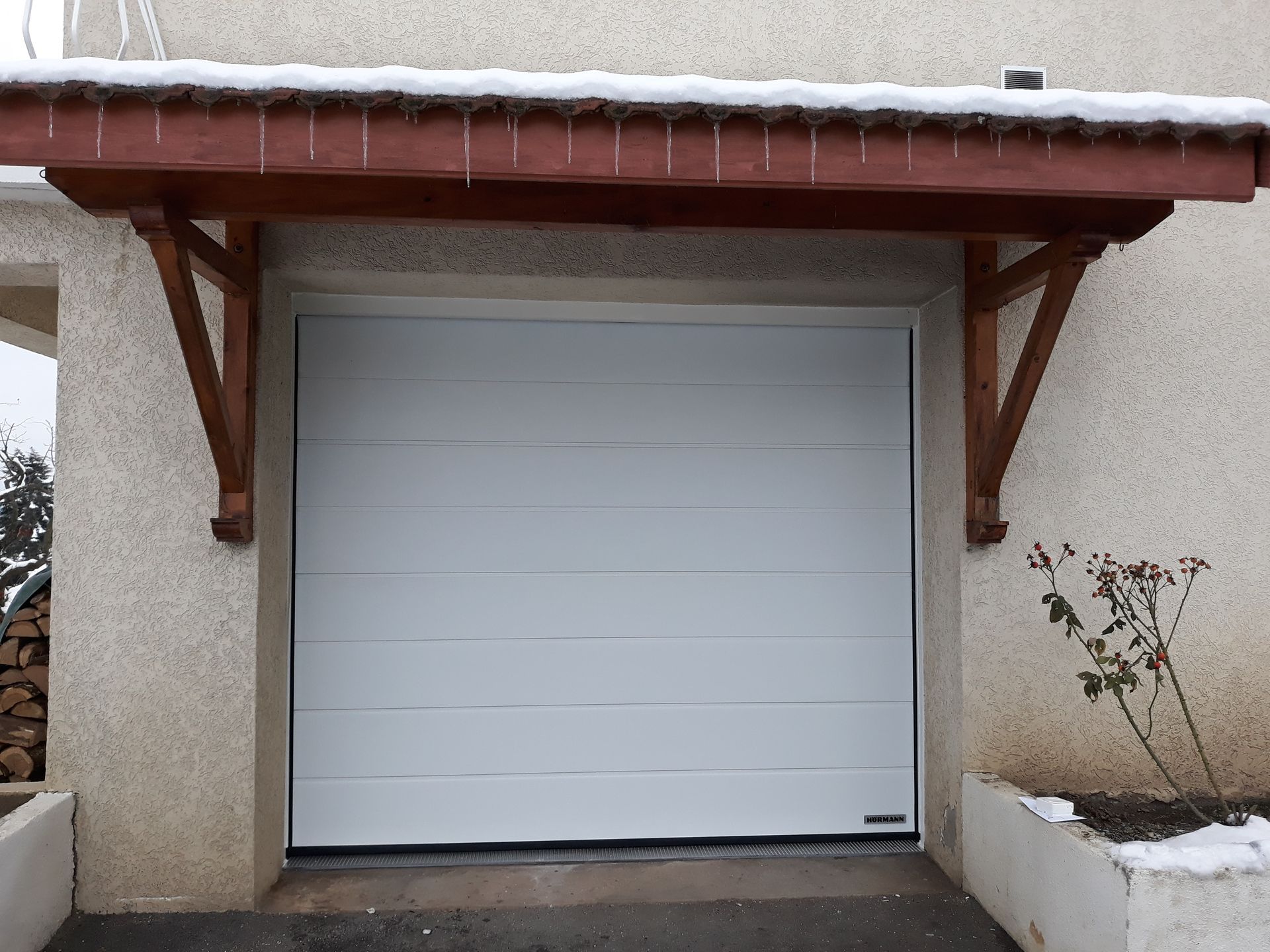 Porte de garage blanche à ouverture verticale