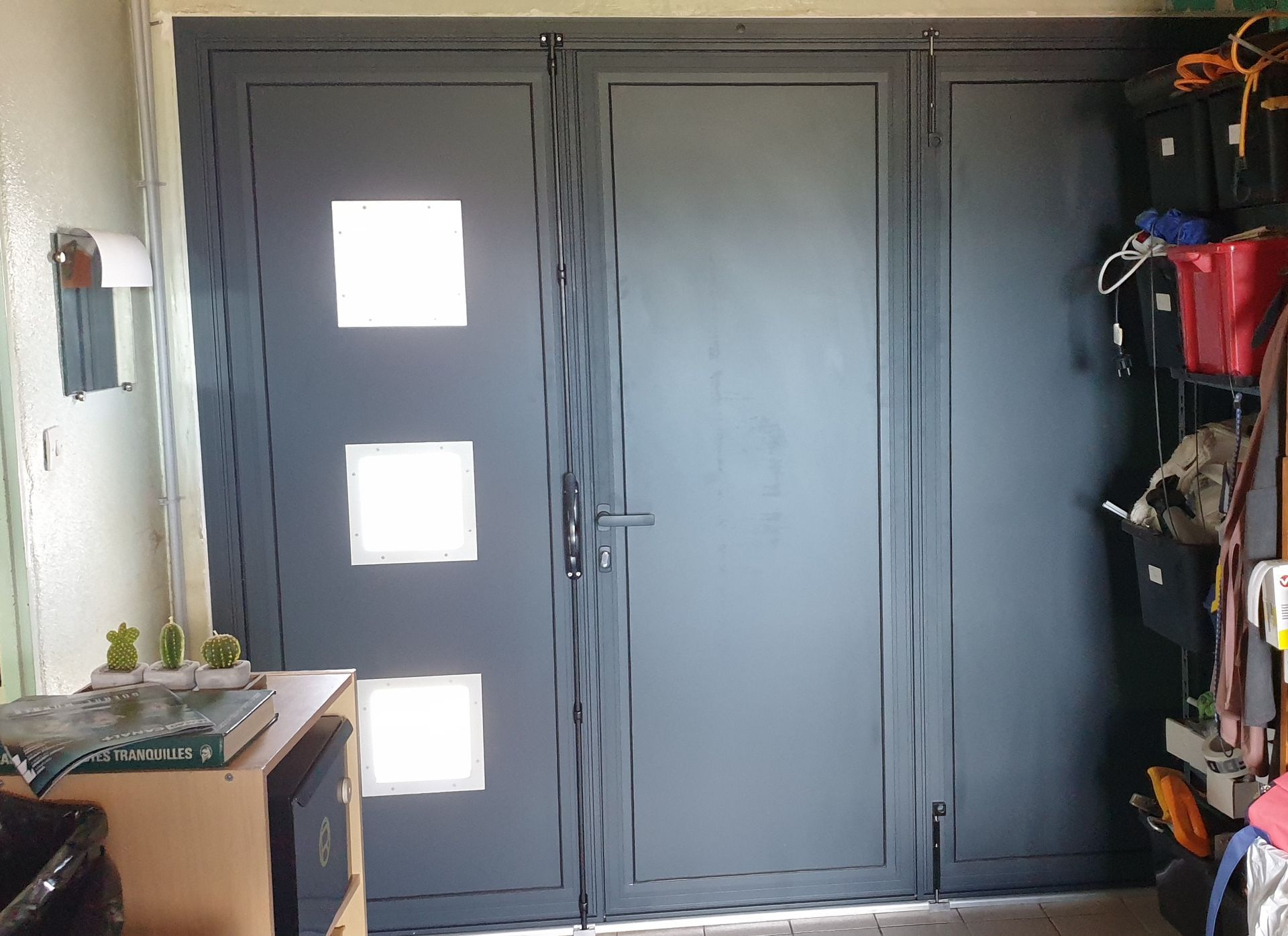 Porte de garage à trois battants fermée