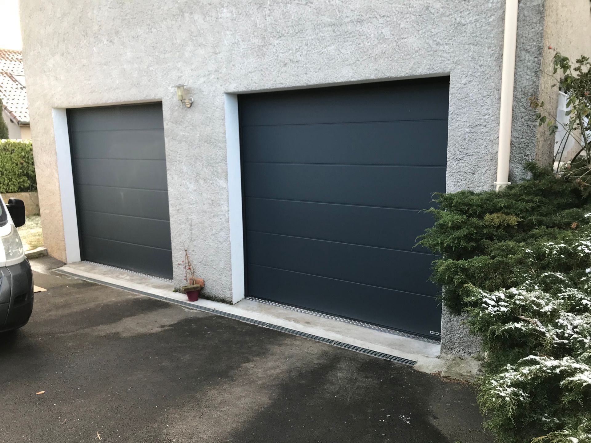 Deux portes de garage sectionnelles grises