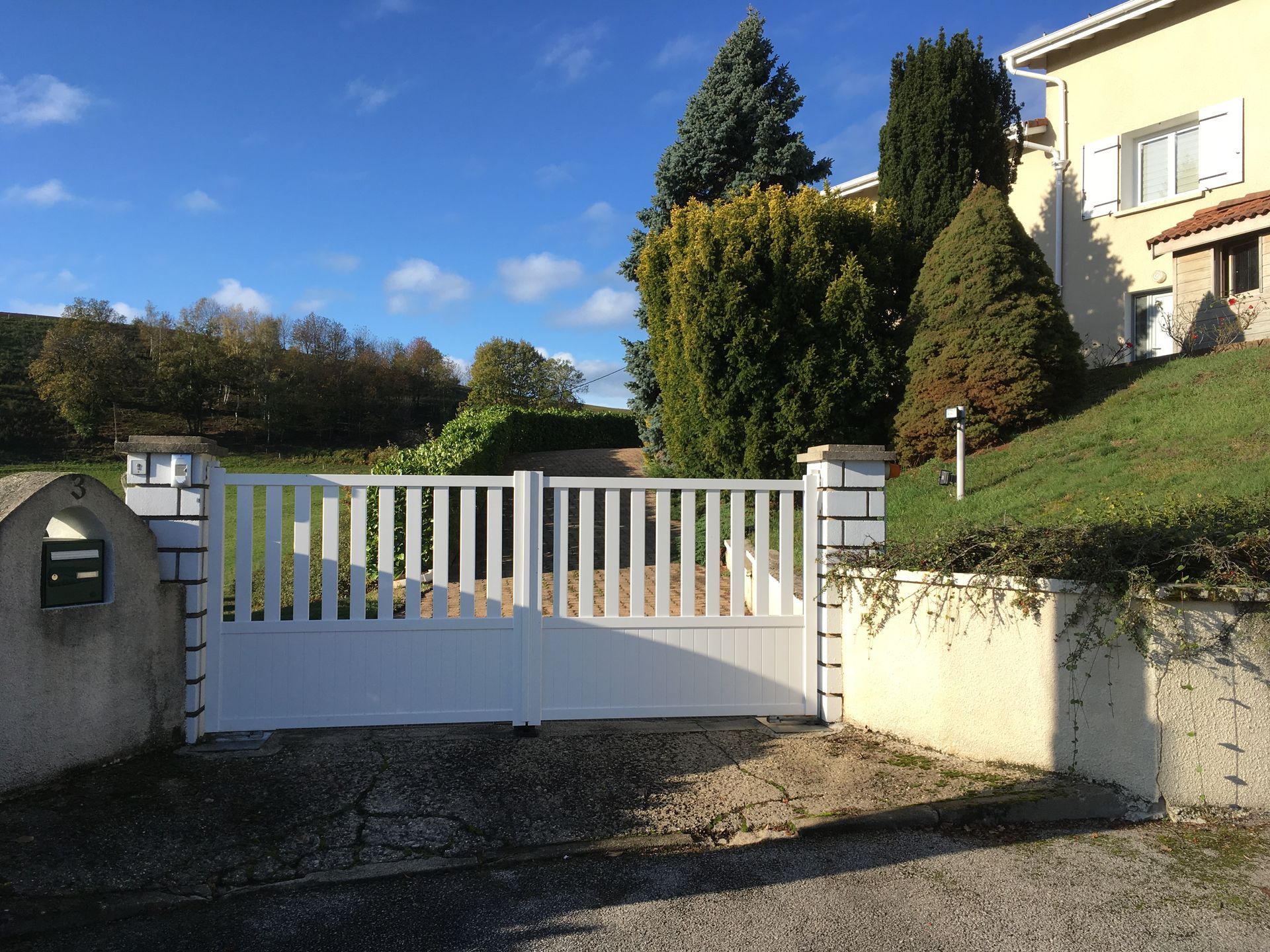 Portail battant blancs fermé