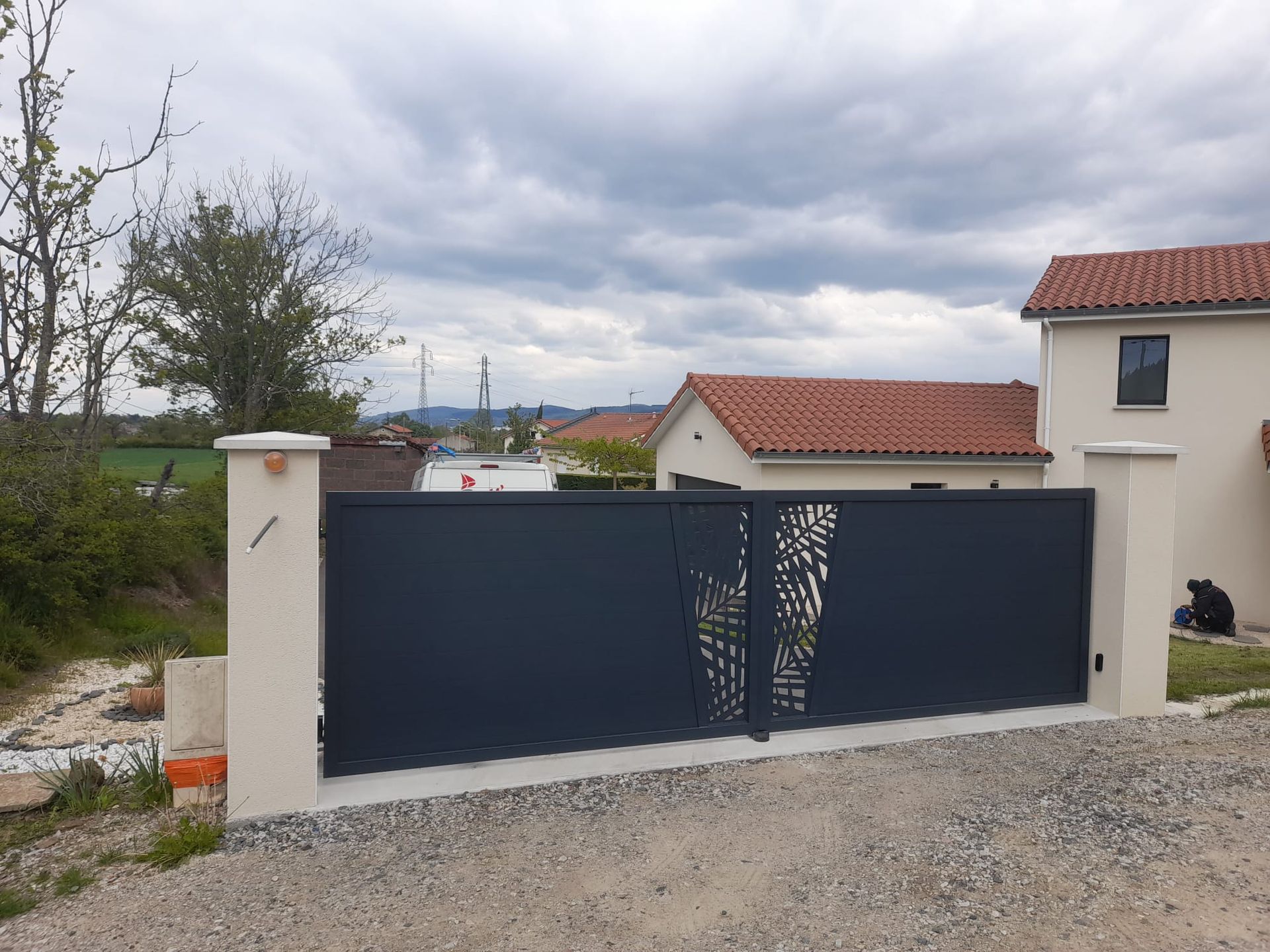 Portail gris avec motifs