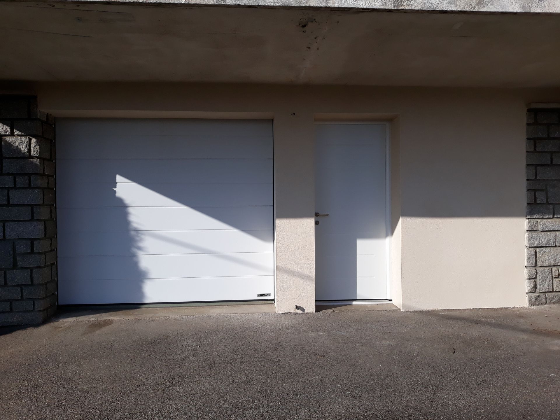 Porte de garage blanche