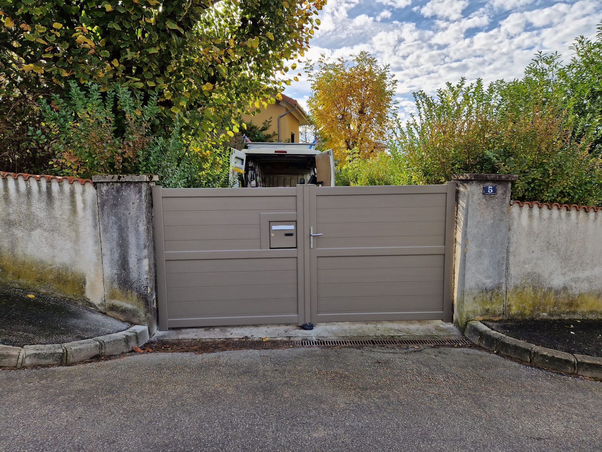 Portail vu de face avec boite aux lettres intégrée