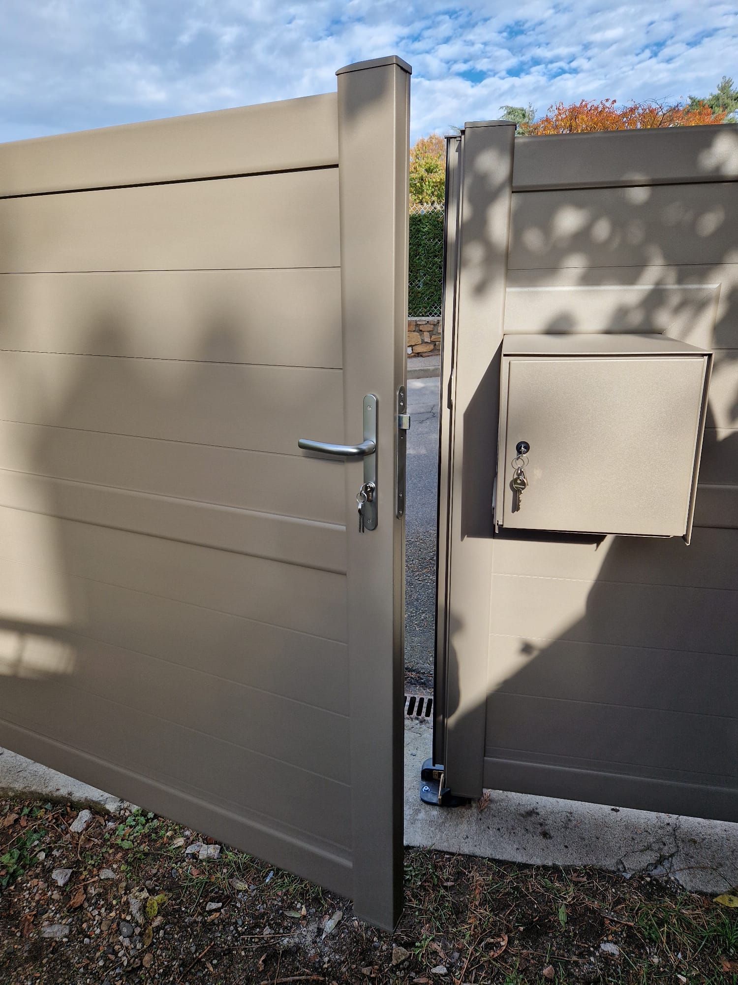 Portail avec boite aux lettres intégrée