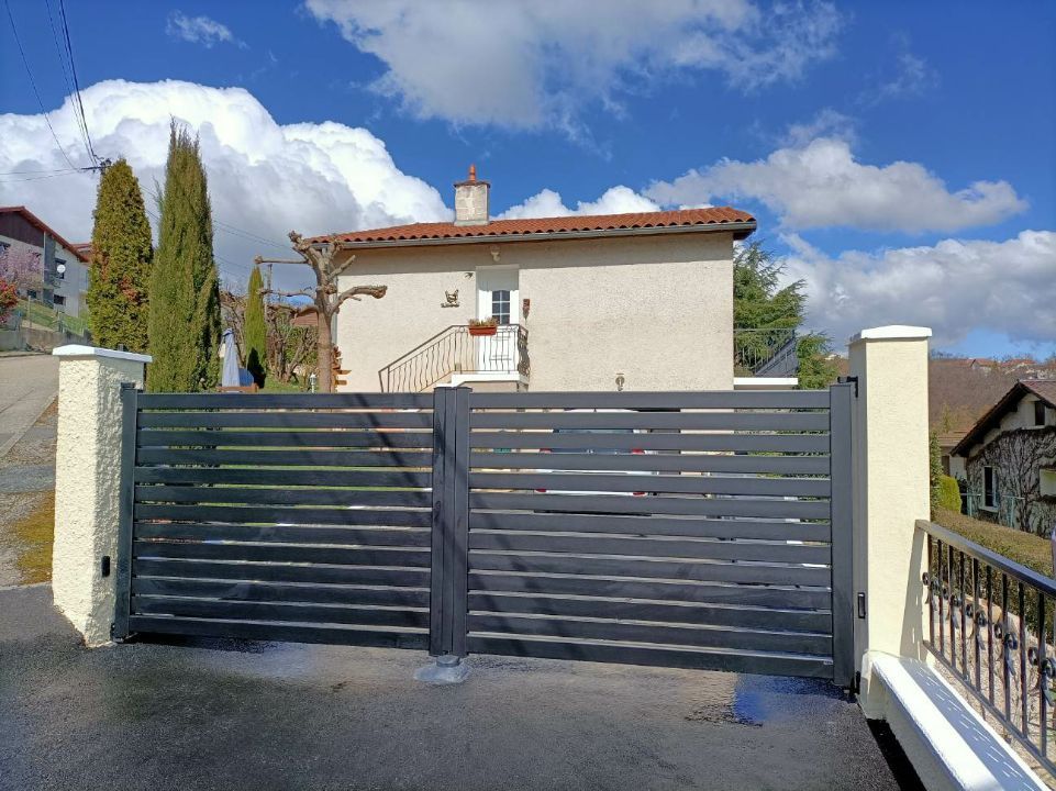 Portail en aluminium fermé