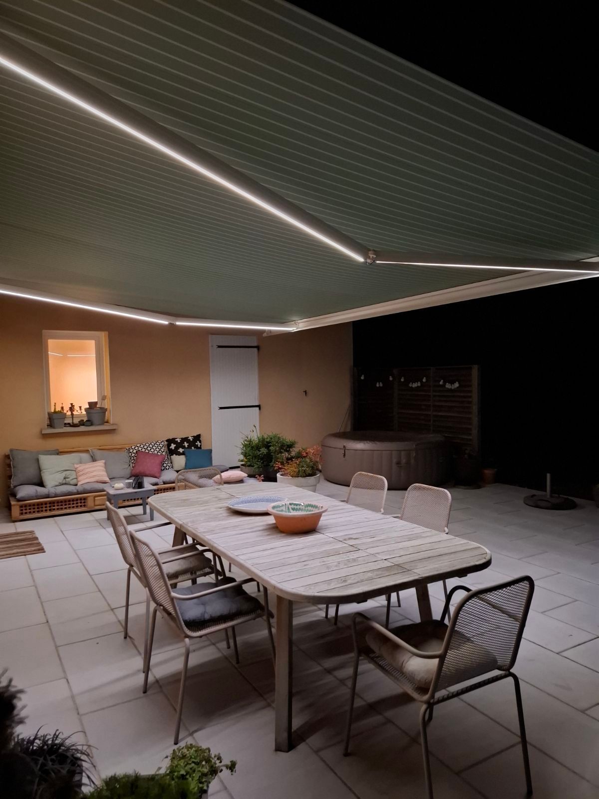 Store banne vert sur terrasse