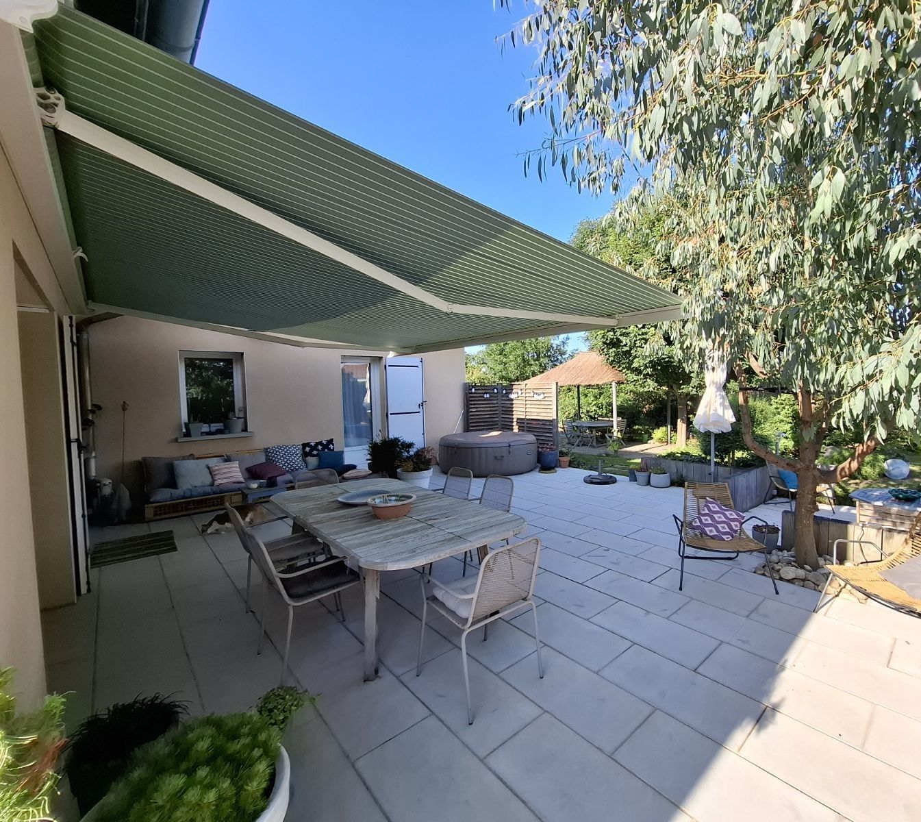 Store banne vert déployé sur terrasse