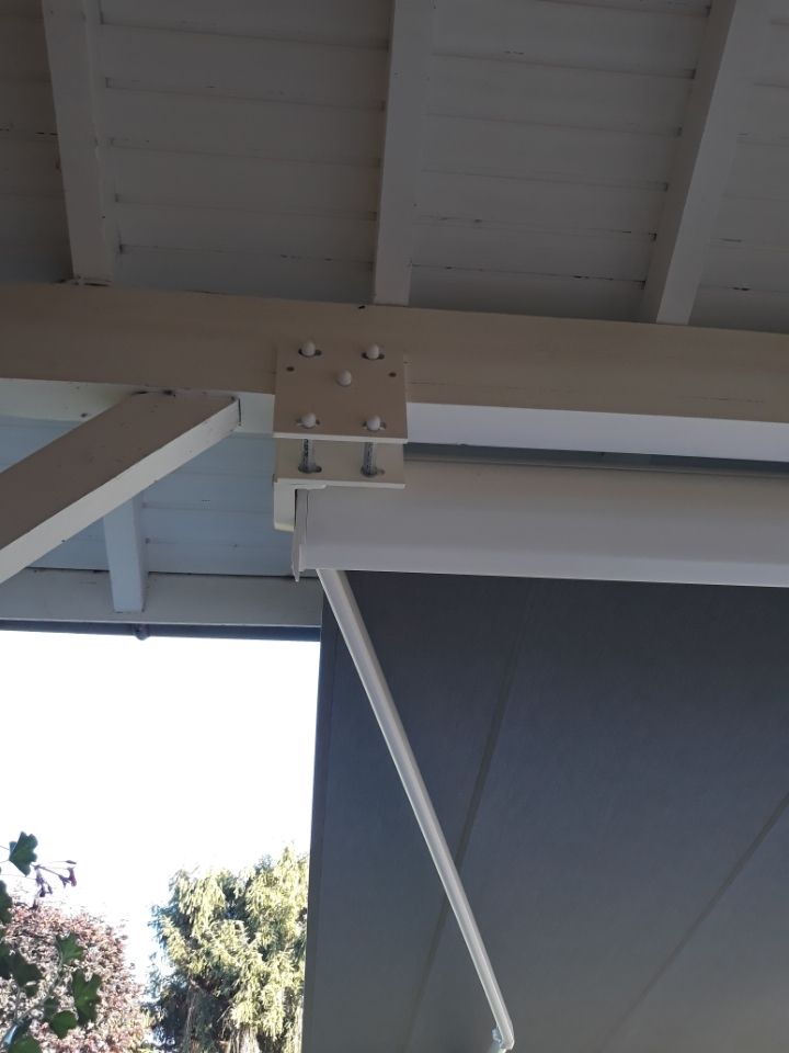 Vue zoomée sur système de store banne