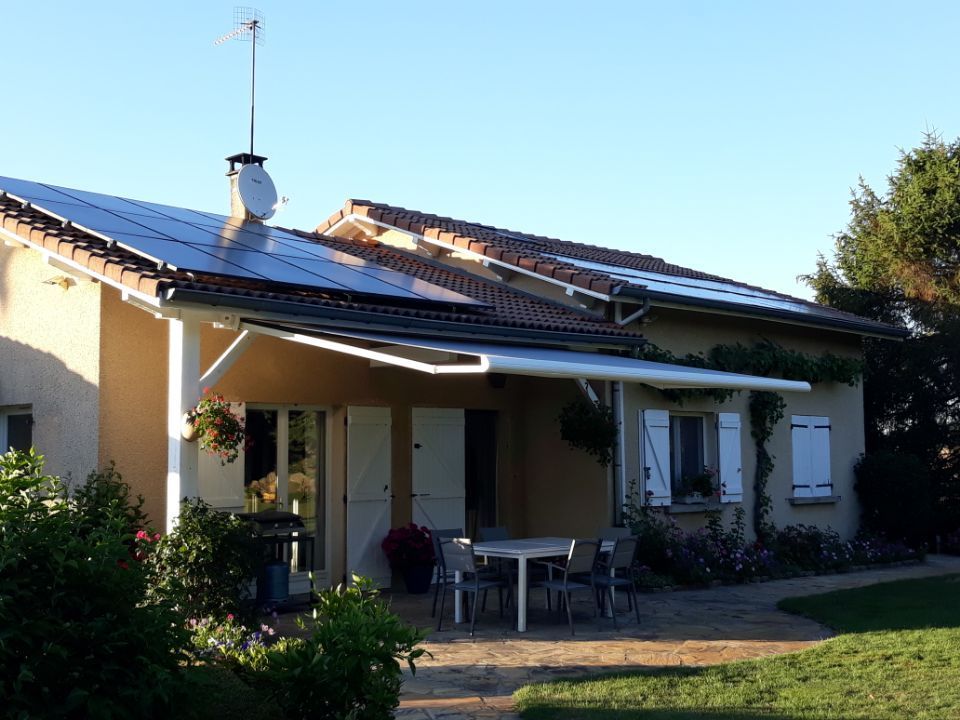 Store banne ouvert sur terrasse