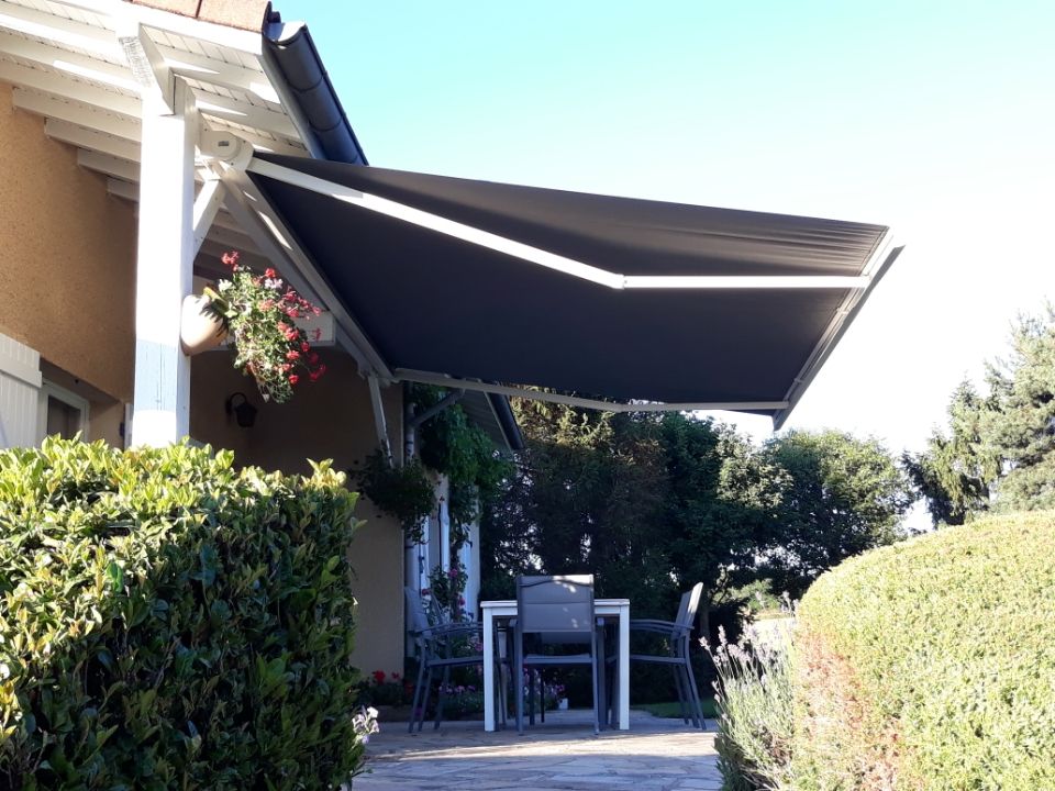 Store banne toile souris chiné sur terrasse