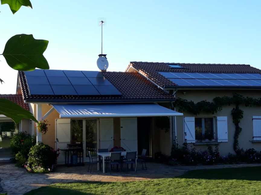 Store banne déployé blanc sur une maison avec des panneaux solaires 