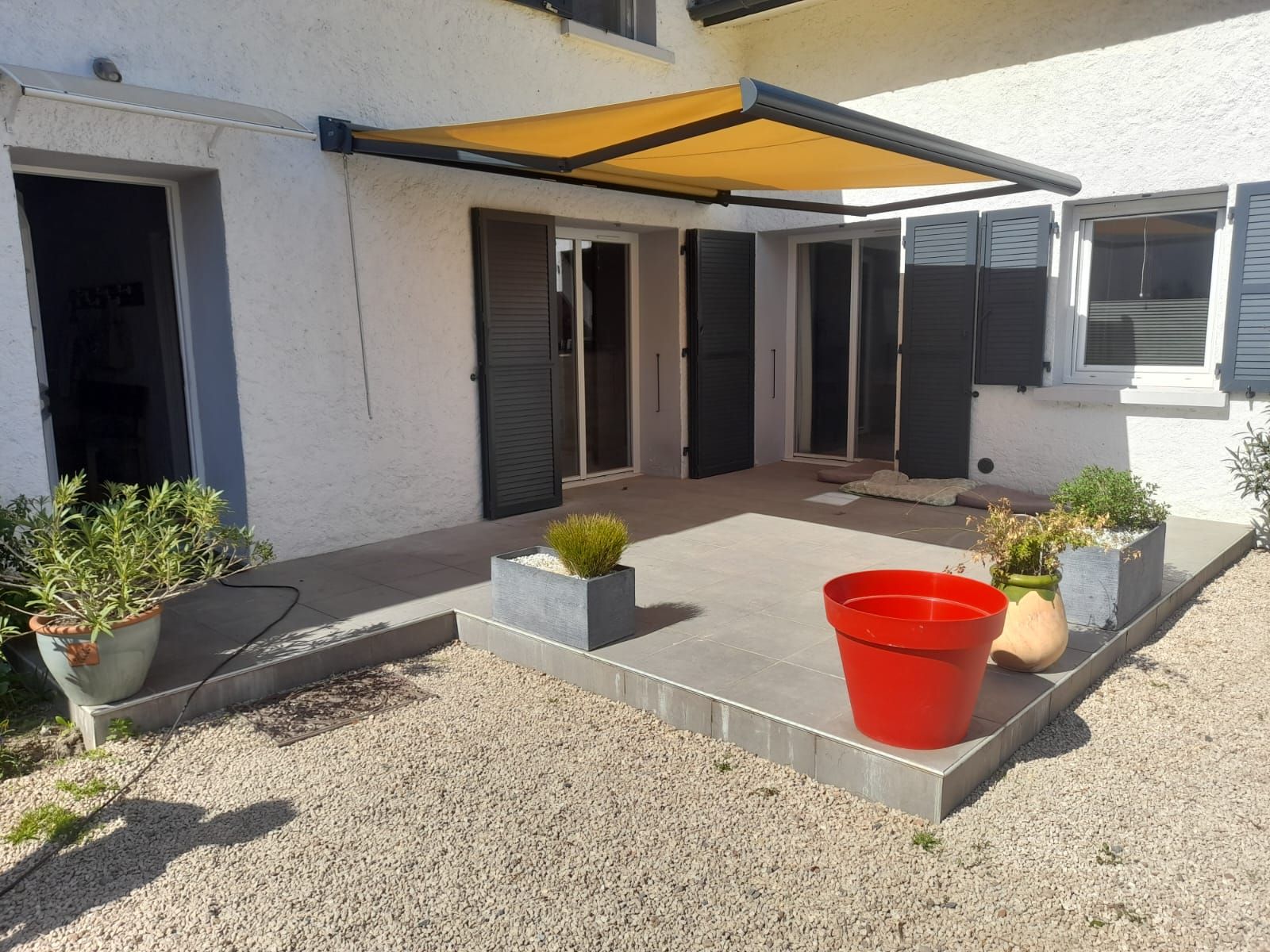 Store banne miel piqué sur terrasse