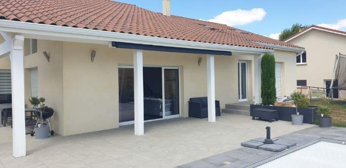 Store banne refermé et vue sur la terrasse