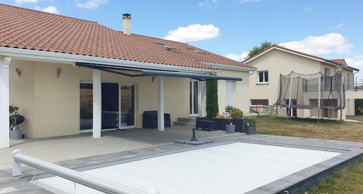 Store banne refermé, vue d'ensemble