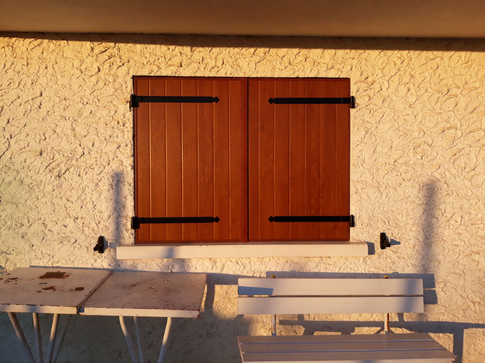 Volets en bois fermés 