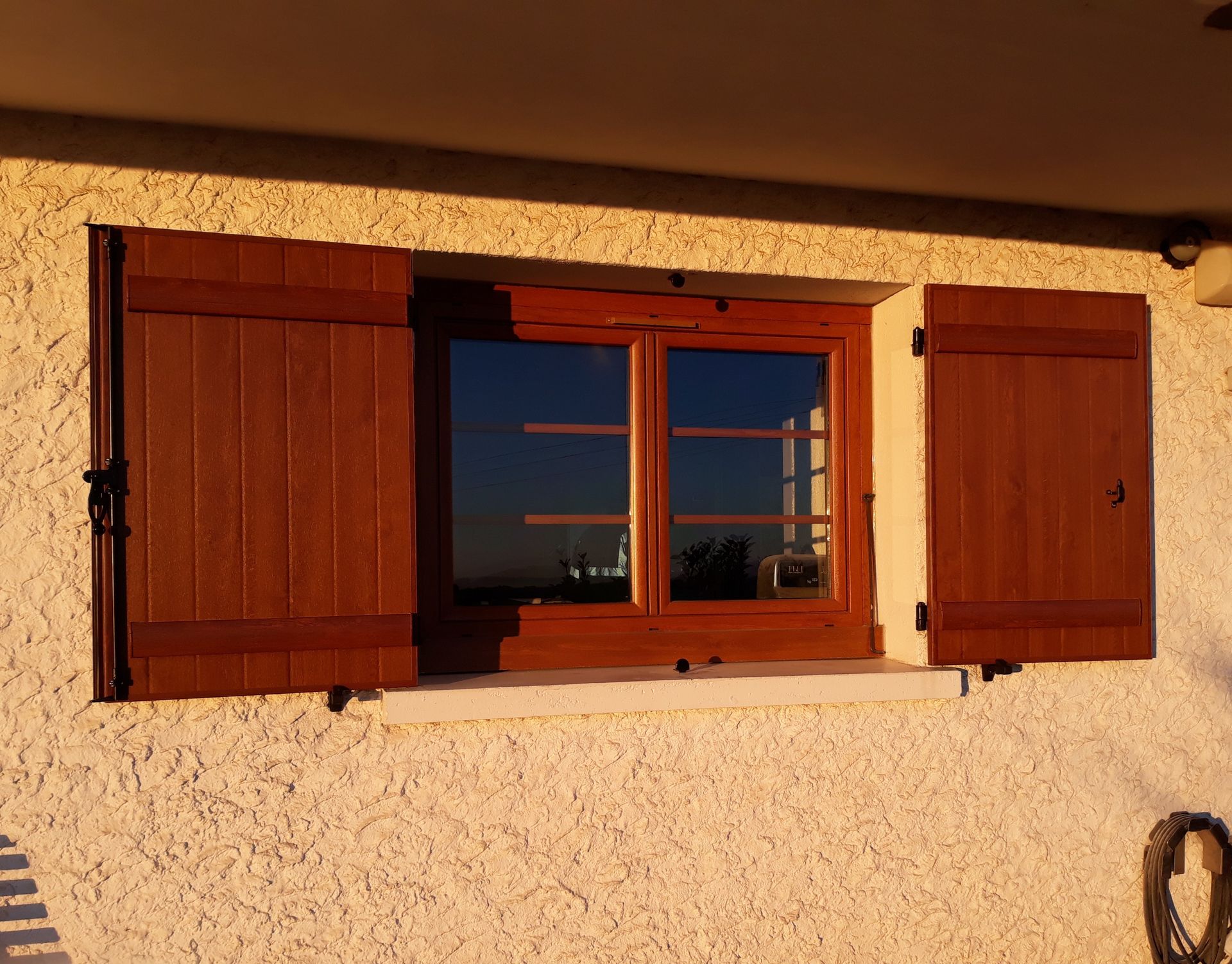 Volets en bois marron