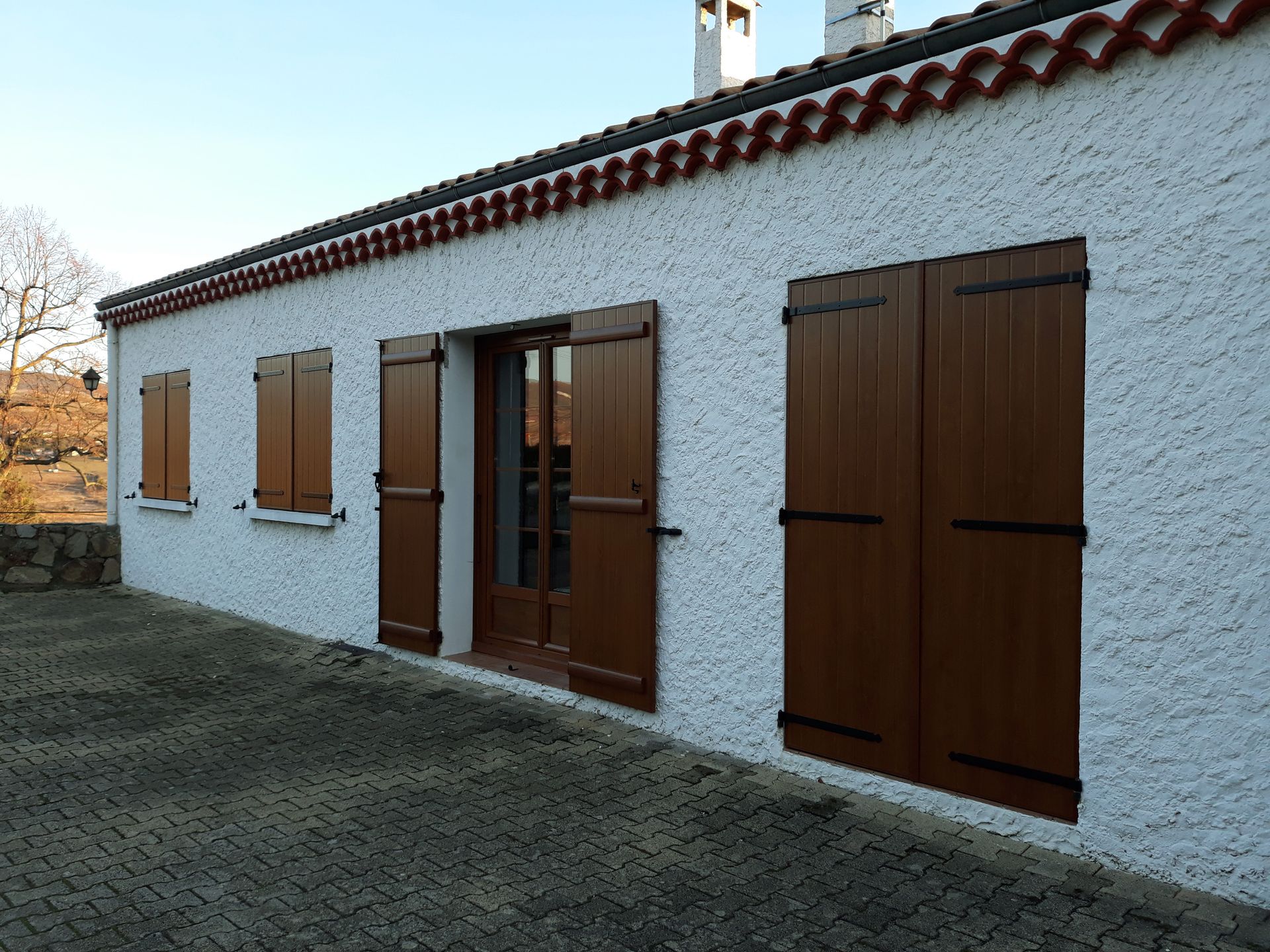 Façade avec plusieurs volets marrons fermés