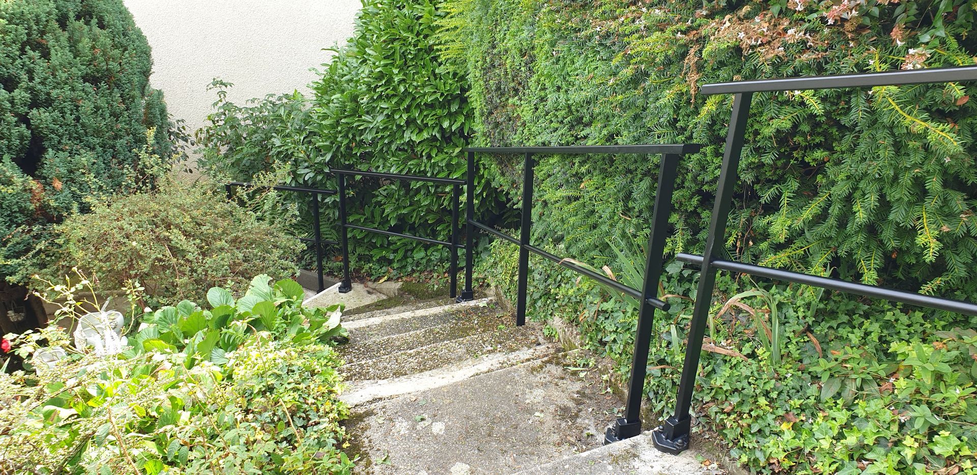 Garde-corps noir le long d'escaliers en pierre