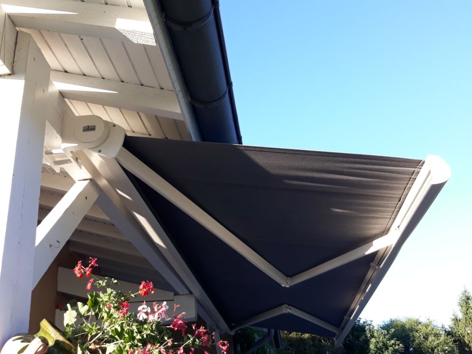 Store en train de se déplier