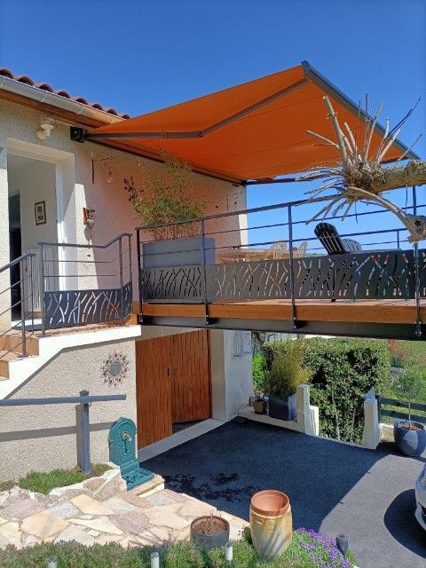 Store banne orange sur terrasse en hauteur