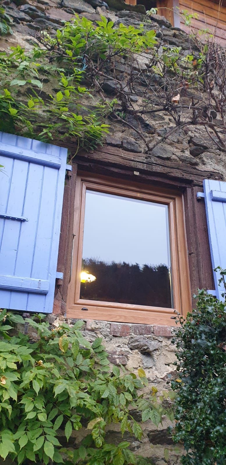 Fenêtre avec volets battants bleus