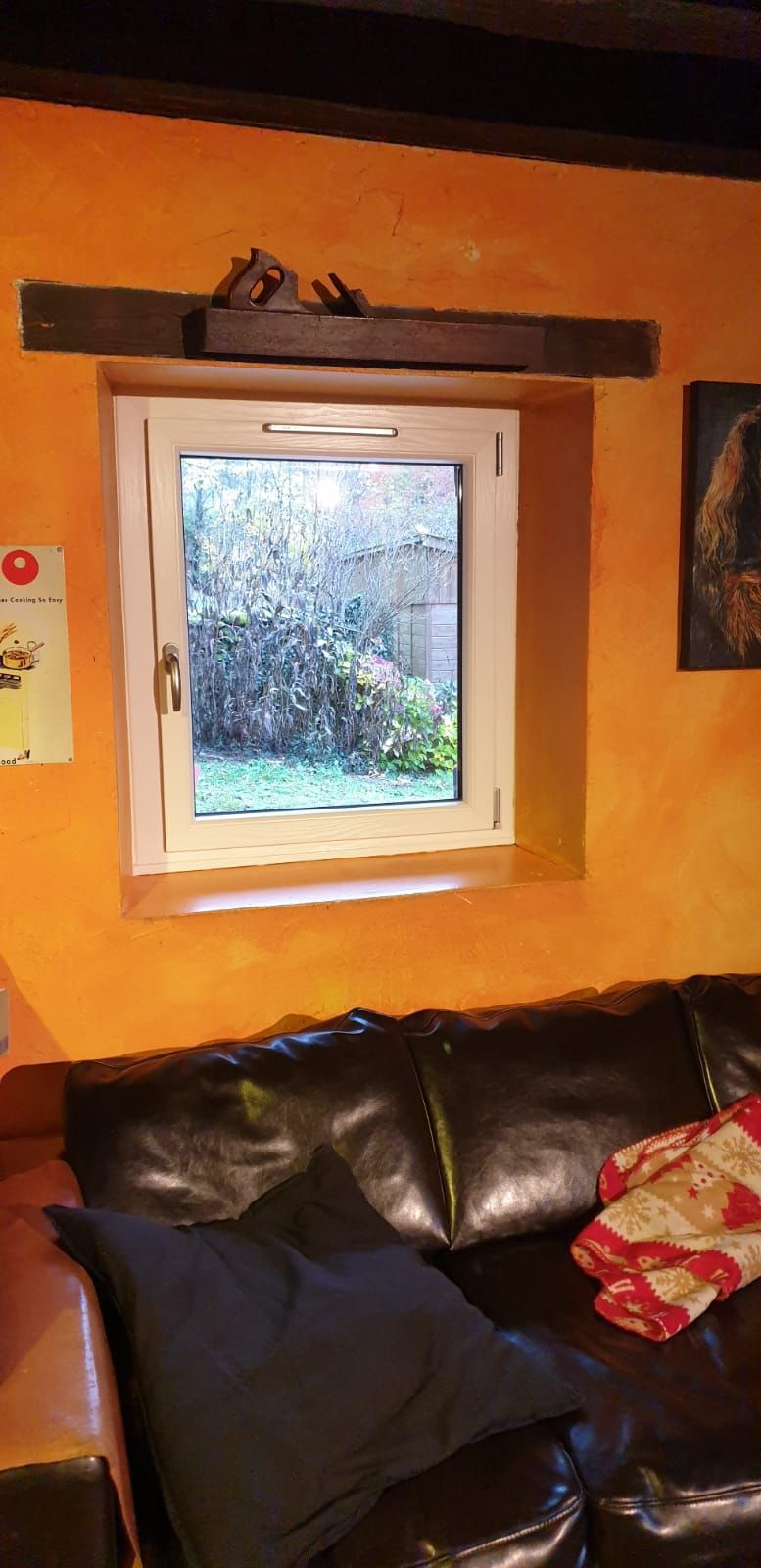 Fenêtre blanche carrée vue de côté