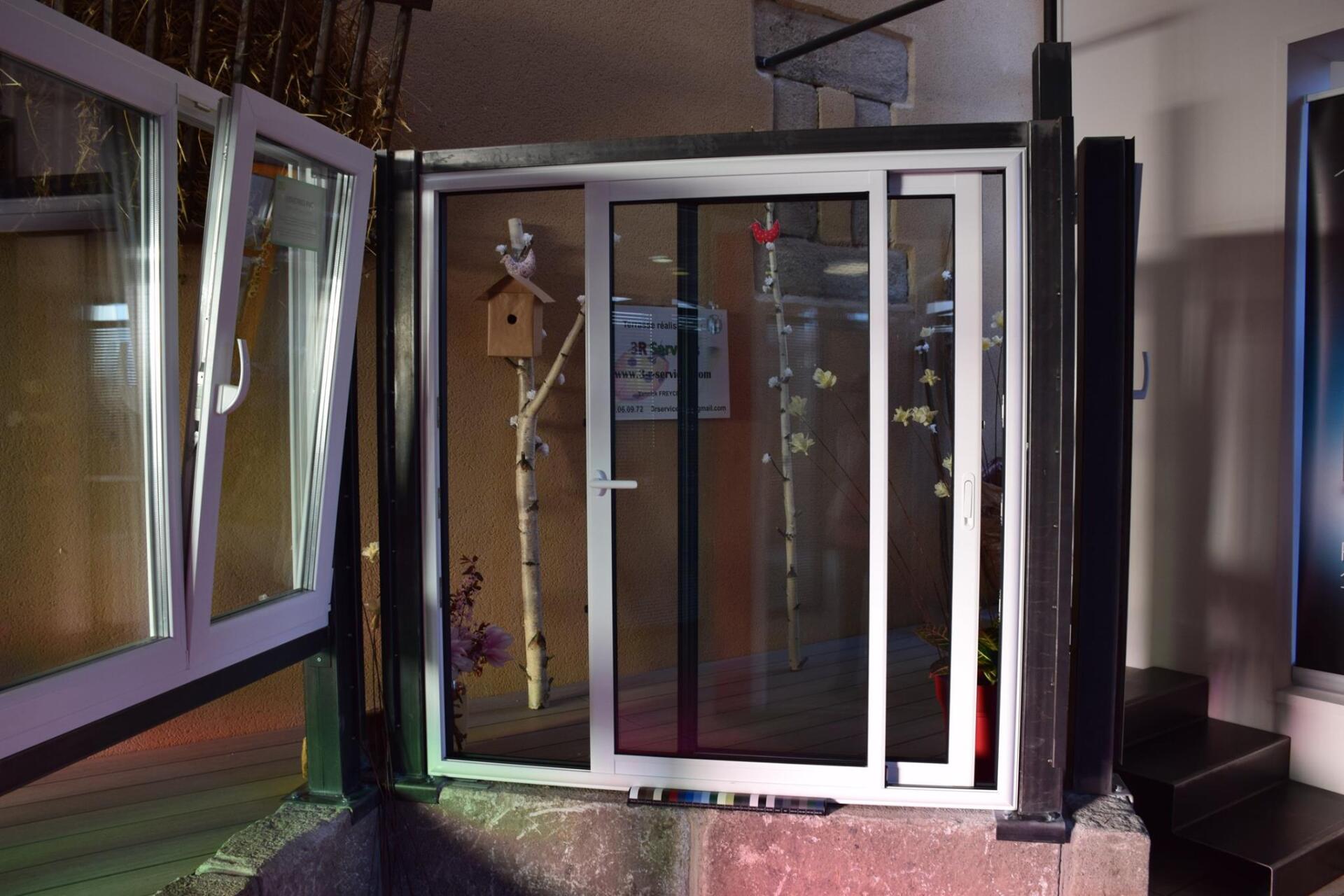 Plusieurs fenêtres dans un showroom