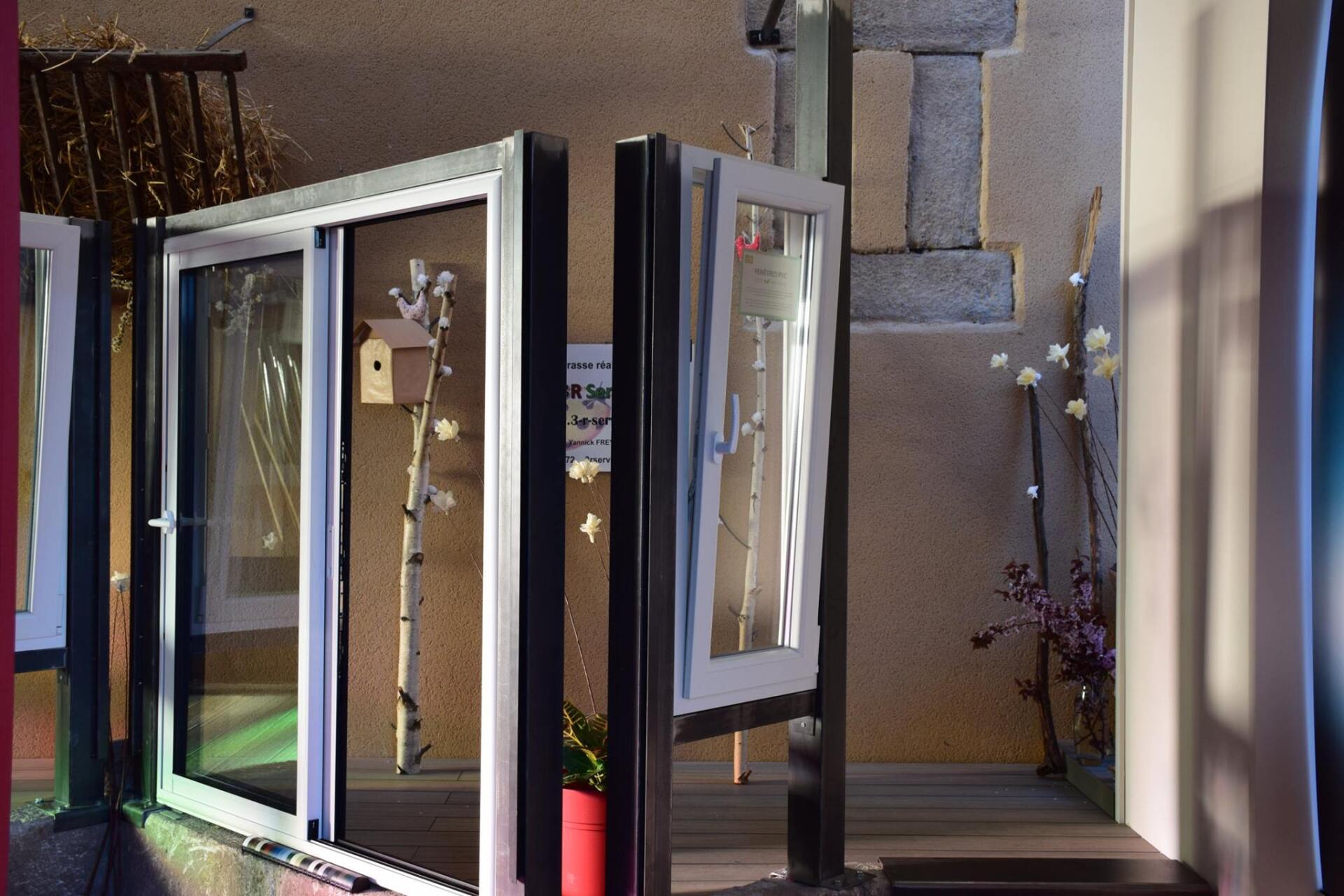 Des fenêtres exposées dans un showroom