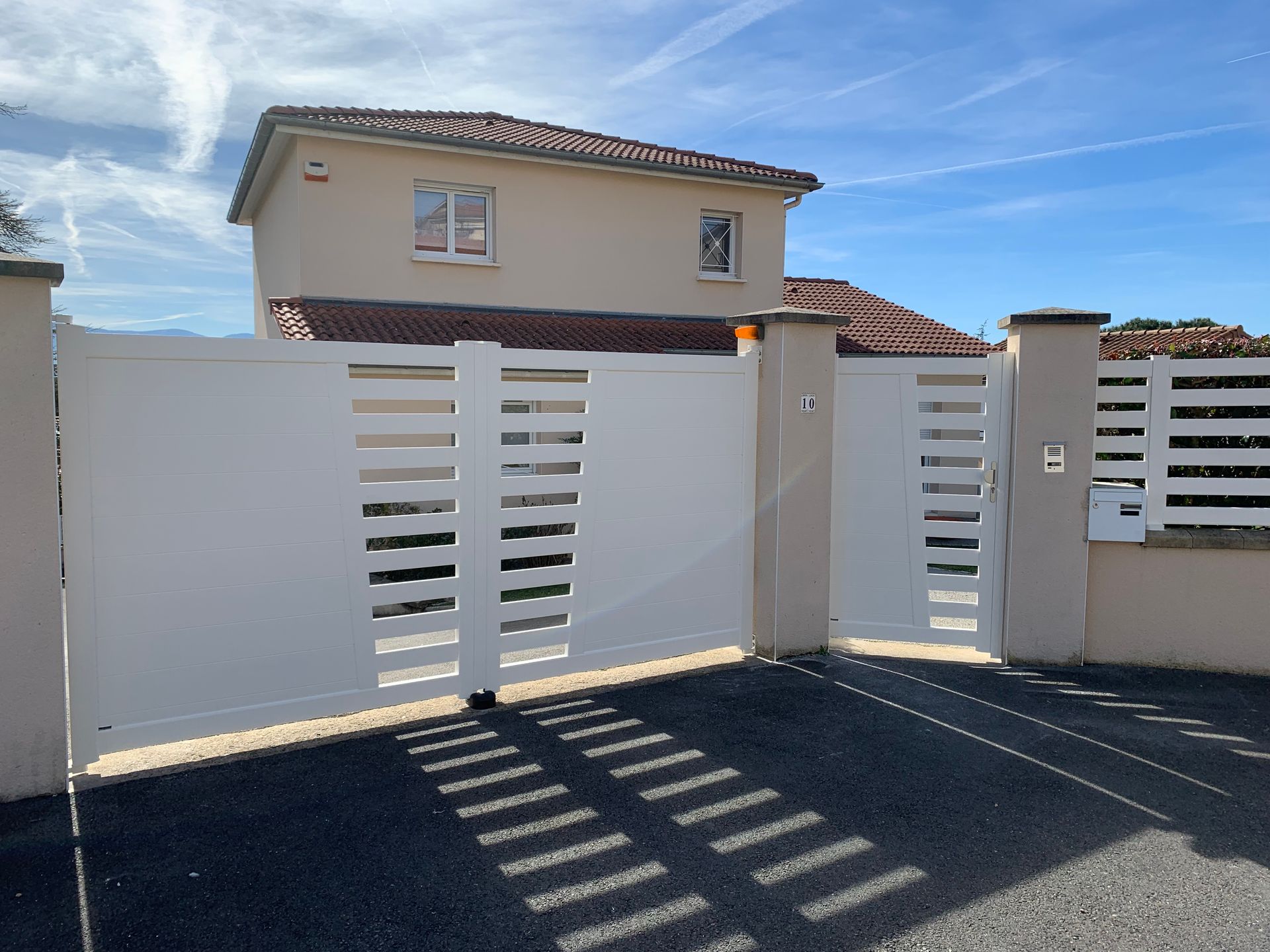 Portail en PVC dans le même style que le portillon et la clôture