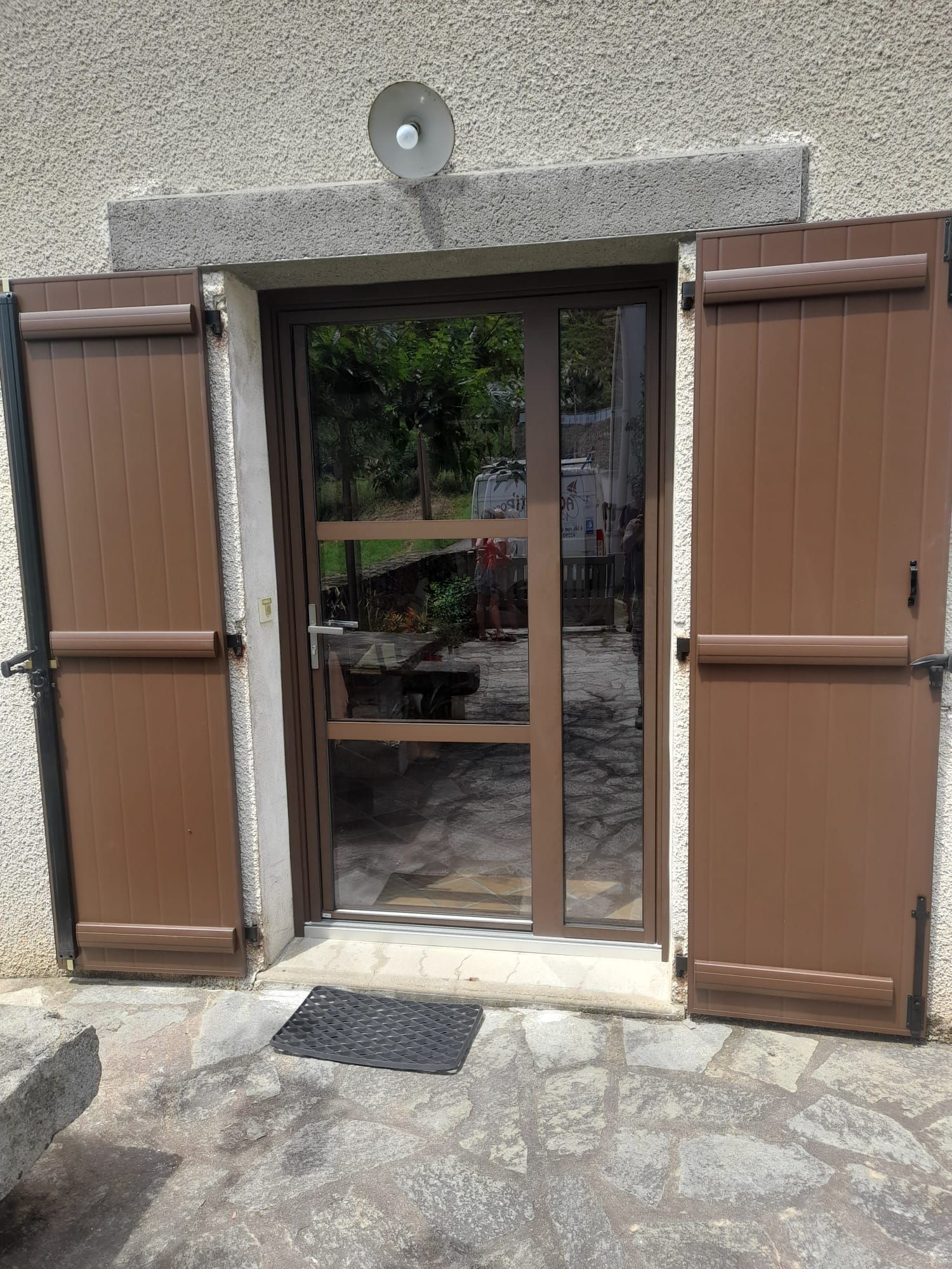 Porte d'entrée marron, 3 grands carreaux