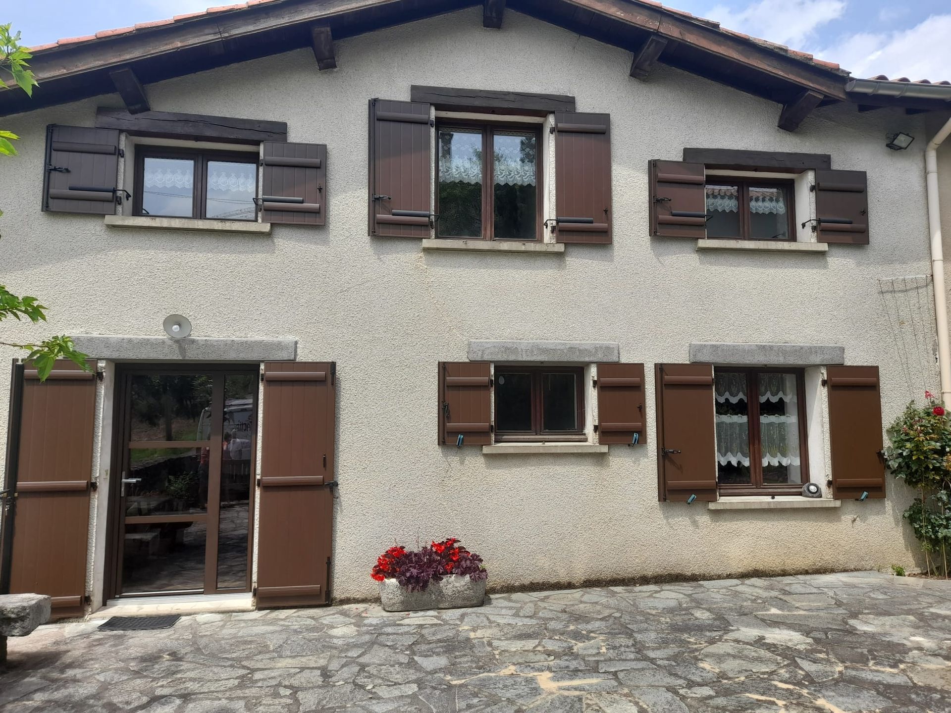 Façade maison, remplacement des volets fenêtres et porte-fenêtre