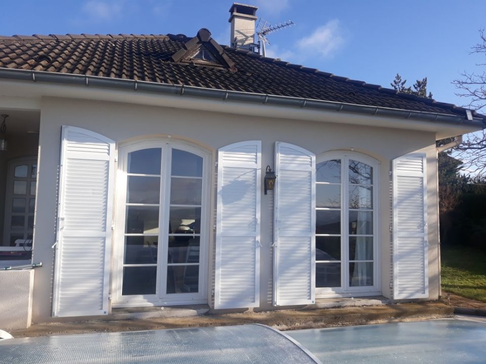 Volets persiennes blancs au coucher de soleil