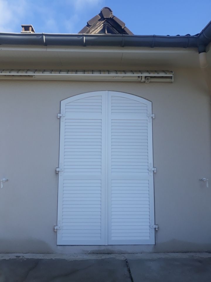 Volets persiennes blancs fermés