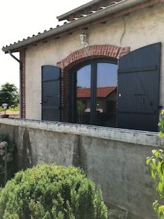 Porte-fenêtre arrondie en haut avec volets anthracite