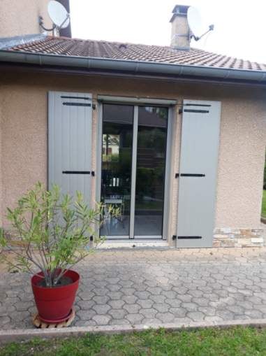 Grand volet blanc en PVC