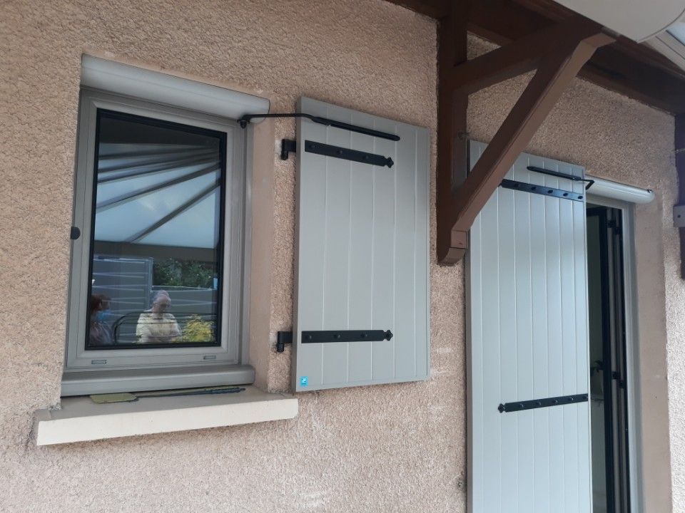 Volets blancs en PVC