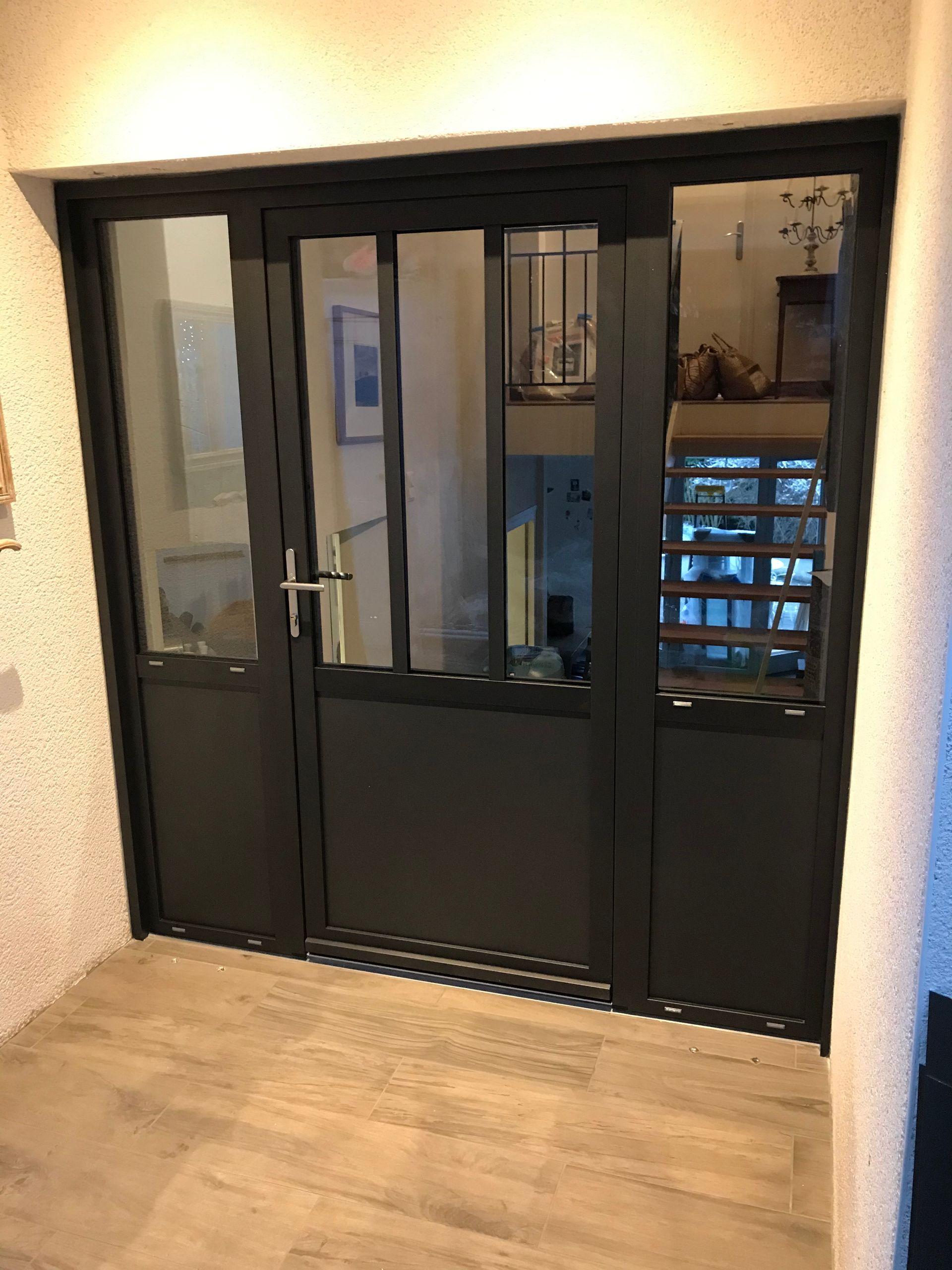 Porte d'entrée noire avec grand carreau en verre 2