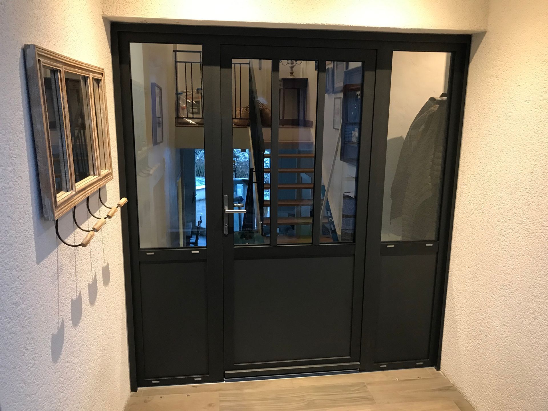 Porte d'entrée noire avec grand carreau en verre 