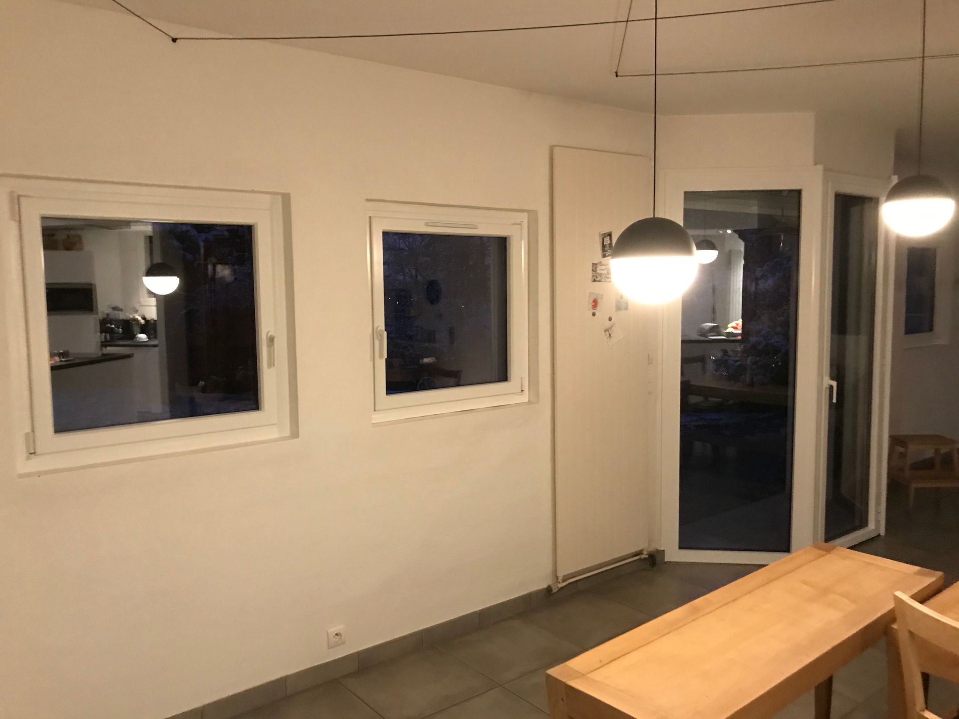 Trois fenêtres vues à l'intérieur d'une maison