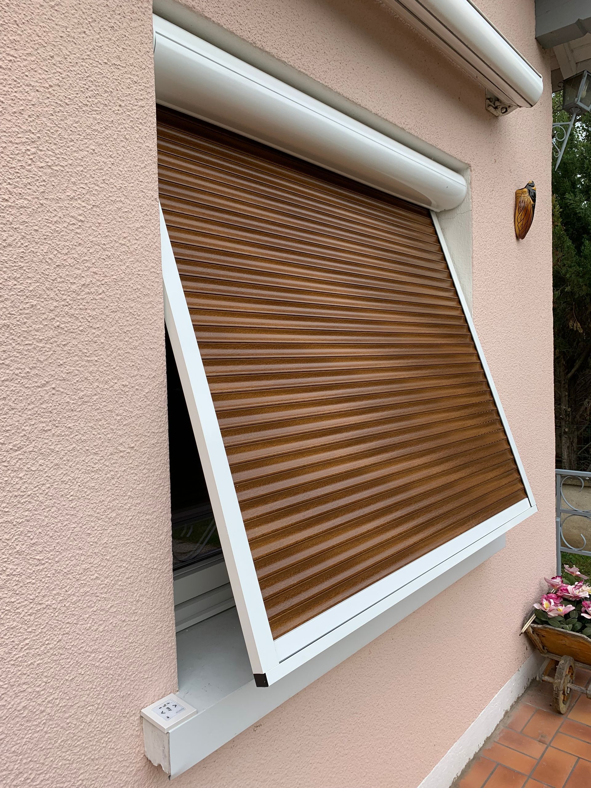 Volets blancs en PVC vus de côté