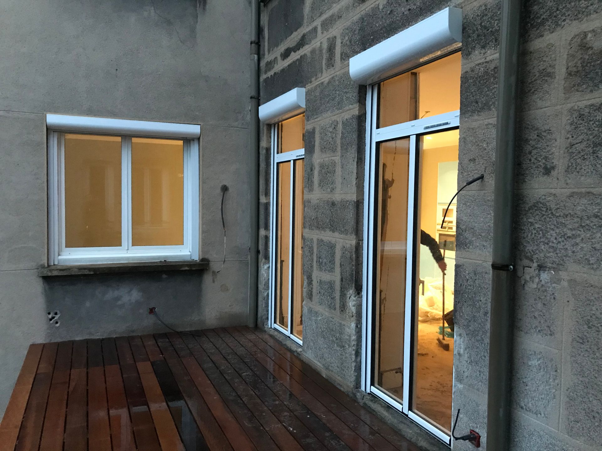 Volets roulants blancs près d'une terrasse