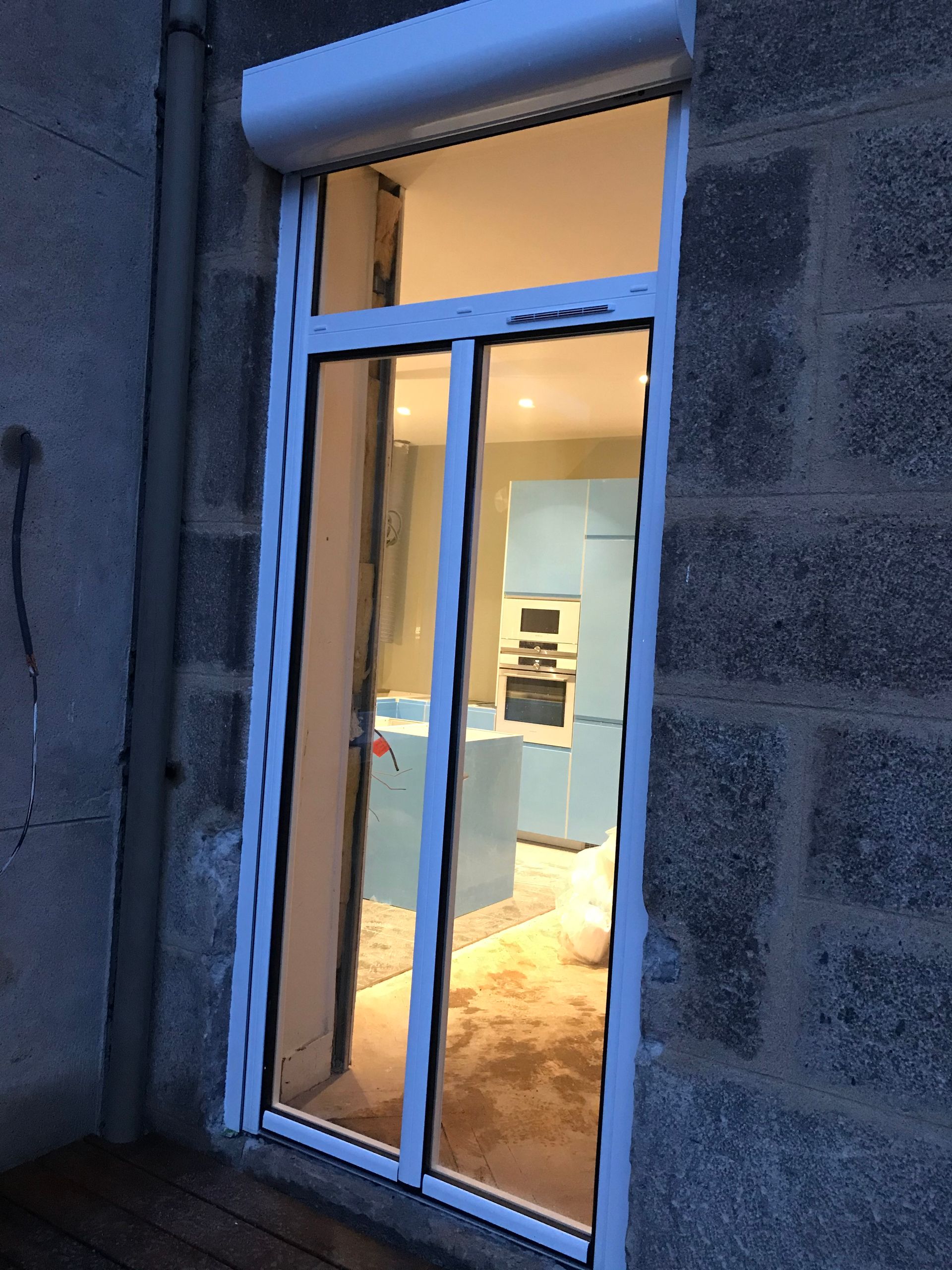 Fenêtre avec volets roulants ouverts vue de près