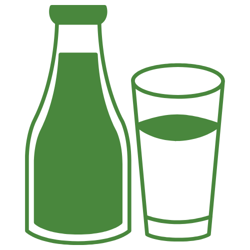 Se muestran una botella verde y un vaso de agua.