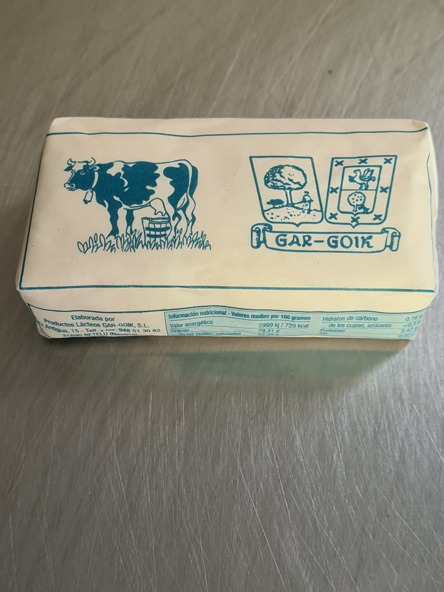 Una caja de mantequilla de gar-goix con una vaca encima