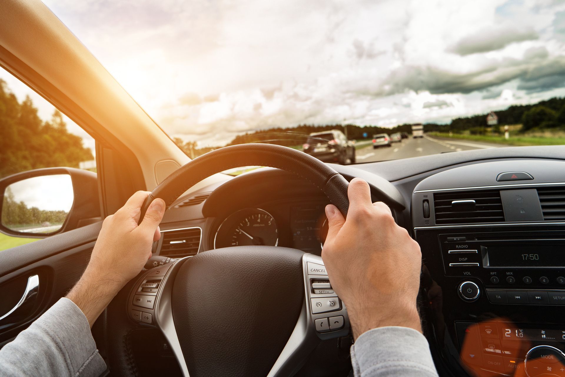 Person sitzt am Steuer eines Autos