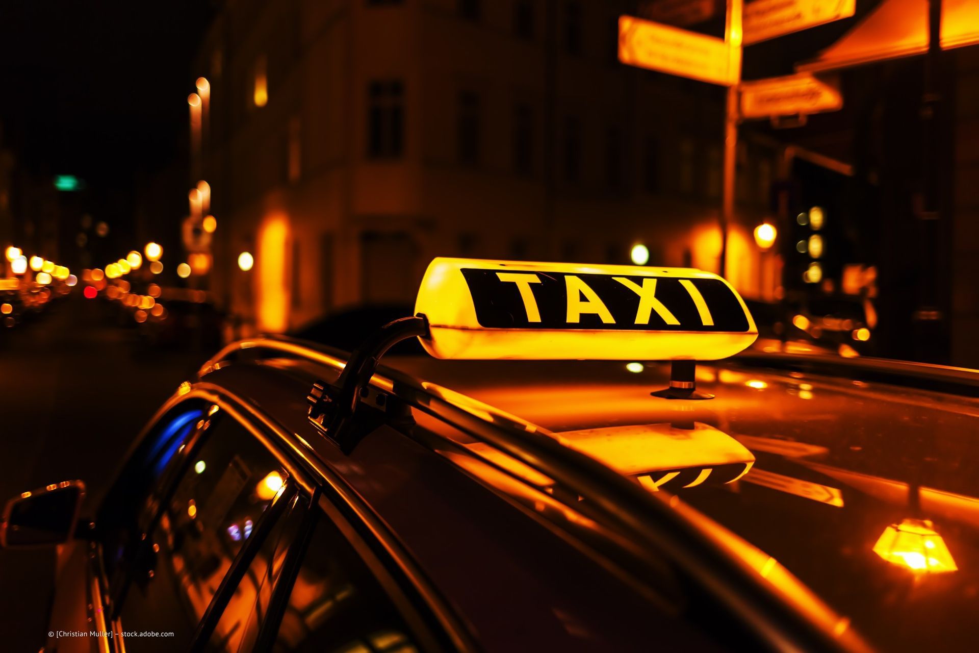 Frau steigt in Taxi
