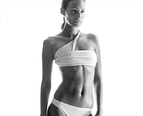Una fotografía en blanco y negro de una mujer en bikini.