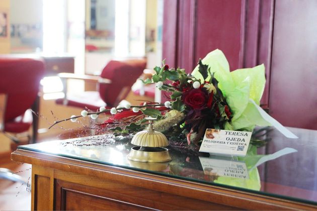 Un ramo de flores reposa sobre un mostrador de cristal.