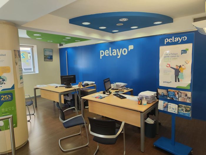 Una pared azul con la palabra pelayo.